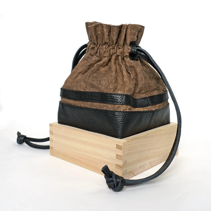 Masu (square wooden cup) drawstring bag Japanese Washi paper dyed with persimmon tannin (kakishibuzome) and Italian leather [Large]