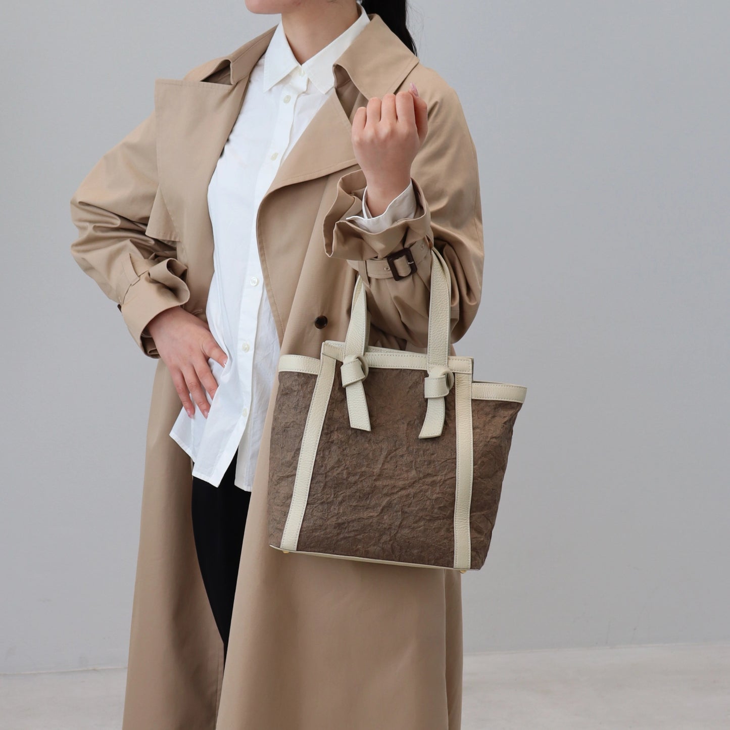 Yoi － 宵 －（ Leather Knot Bag  / Papier washi teinté kaki ）