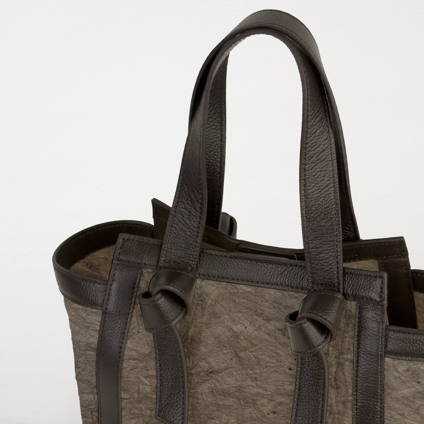 Yoi － 宵 －（ Leather Knot Bag  / Papier washi teinté kaki ）