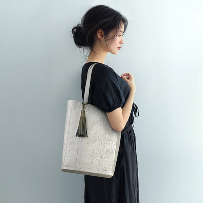 Sac fourre-tout au design minimaliste avec washi sur toutes les surfaces, combinaison de papier washi japonais et de cuir véritable